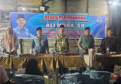 Anggota DPRD Provinsi Sumatera Barat, Ali Muda, S.H., menggelar kegiatan reses guna menjemput aspirasi masyarakat di Jorong Koto Ampera, Nagari Koto Gunung, Kecamatan Lembah Melintang, Kabupaten Pasaman Barat, Jumat malam (21/8/2026). (Foto: IST/Novrianto)