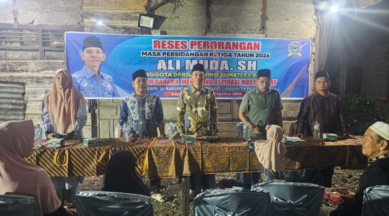 Anggota DPRD Provinsi Sumatera Barat, Ali Muda, S.H., menggelar kegiatan reses guna menjemput aspirasi masyarakat di Jorong Koto Ampera, Nagari Koto Gunung, Kecamatan Lembah Melintang, Kabupaten Pasaman Barat, Jumat malam (21/8/2026). (Foto: IST/Novrianto)