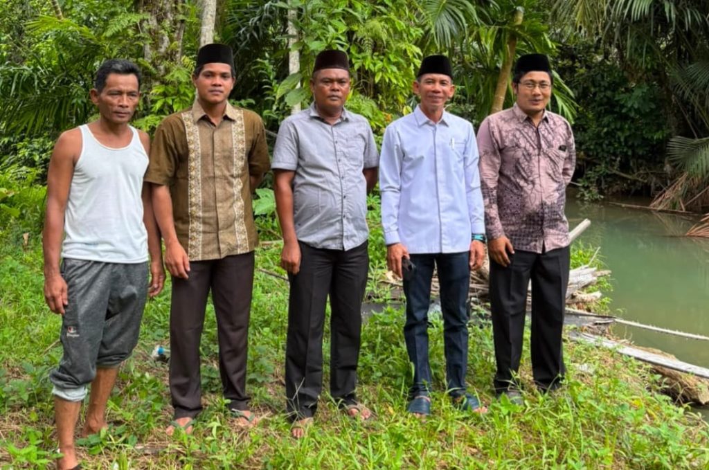 Anggota DPRD Provinsi Sumatera Barat, Ali Muda, S.H., meninjau langsung kondisi jalan dan sungai pascabanjir di Jorong Siligawan Kecil, Nagari Ranah Sungai Magelang, Kecamatan Gunung Tuleh, Kabupaten Pasaman Barat, Kamis (20/8/2026). (Foto: IST/Novrianto)