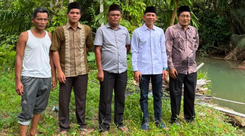 Anggota DPRD Provinsi Sumatera Barat, Ali Muda, S.H., meninjau langsung kondisi jalan dan sungai pascabanjir di Jorong Siligawan Kecil, Nagari Ranah Sungai Magelang, Kecamatan Gunung Tuleh, Kabupaten Pasaman Barat, Kamis (20/8/2026). (Foto: IST/Novrianto)