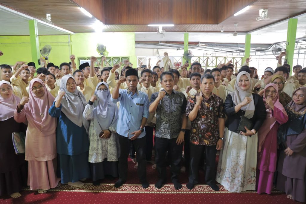 Wakil Ketua DPRD Provinsi Sumatera Barat, Evi Yandri Rajo Budiman, menggelar reses perseorangan di SMAN 12 Nanggalo, Kota Padang, Jumat (21/8/2026). (Foto: IST/Novrianto)