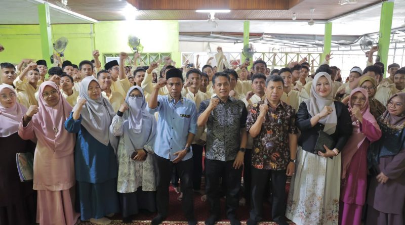 Wakil Ketua DPRD Provinsi Sumatera Barat, Evi Yandri Rajo Budiman, menggelar reses perseorangan di SMAN 12 Nanggalo, Kota Padang, Jumat (21/8/2026). (Foto: IST/Novrianto)