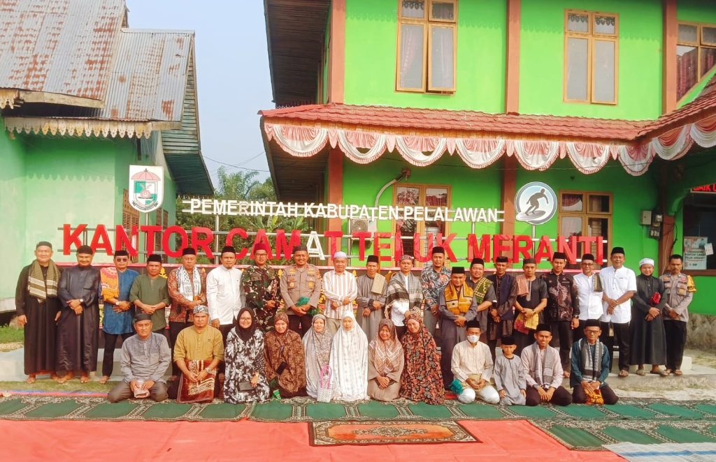 Polsek Teluk Meranti bersama unsur Forkopimcam dan masyarakat Kecamatan Teluk Meranti menggelar Sholat Istisqa di halaman Kantor Camat Teluk Meranti, Kabupaten Pelalawan, Selasa (25/8/2026). (Foto: Humas Polsek Teluk Meranti)