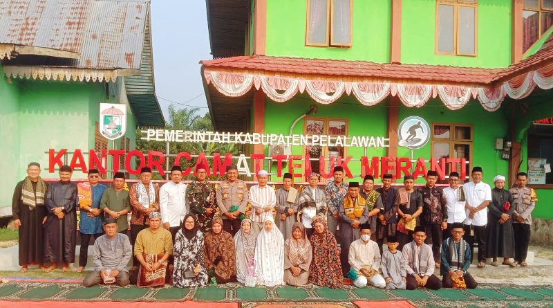 Polsek Teluk Meranti bersama unsur Forkopimcam dan masyarakat Kecamatan Teluk Meranti menggelar Sholat Istisqa di halaman Kantor Camat Teluk Meranti, Kabupaten Pelalawan, Selasa (25/8/2026). (Foto: Humas Polsek Teluk Meranti)