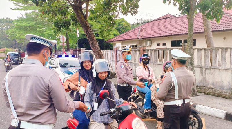 Direktorat Lalu Lintas (Ditlantas) Polda Riau menggelar aksi simpatik dengan membagikan 250 masker gratis kepada pengguna jalan di Kota Pekanbaru, Selasa (25/8/2026). (Foto: Ditlantas Polda Riau)