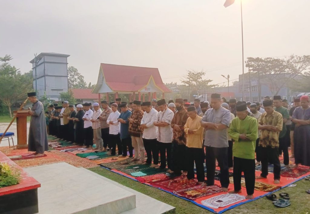 Polsek Teluk Meranti bersama unsur Forkopimcam dan masyarakat Kecamatan Teluk Meranti menggelar Sholat Istisqa di halaman Kantor Camat Teluk Meranti, Kabupaten Pelalawan, Selasa (25/8/2026). (Foto: Humas Polsek Teluk Meranti)