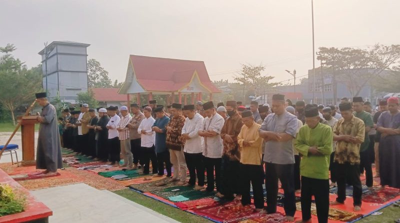 Polsek Teluk Meranti bersama unsur Forkopimcam dan masyarakat Kecamatan Teluk Meranti menggelar Sholat Istisqa di halaman Kantor Camat Teluk Meranti, Kabupaten Pelalawan, Selasa (25/8/2026). (Foto: Humas Polsek Teluk Meranti)