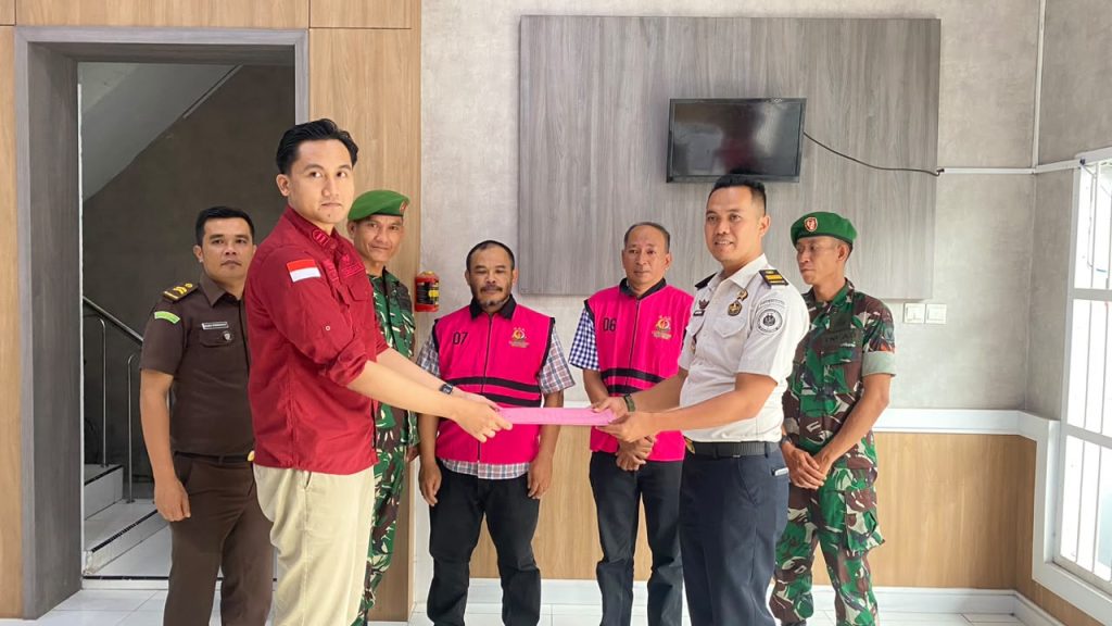 Tim Bidang Tindak Pidana Khusus Kejaksaan Negeri (Kejari) Sungai Penuh menahan dua pejabat Dinas Pemadam Kebakaran (Damkar) Kota Sungai Penuh, Rabu (26/8/2026). (Foto: IST/Dewi Yulianti)