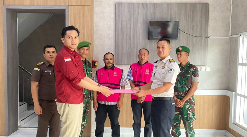 Tim Bidang Tindak Pidana Khusus Kejaksaan Negeri (Kejari) Sungai Penuh menahan dua pejabat Dinas Pemadam Kebakaran (Damkar) Kota Sungai Penuh, Rabu (26/8/2026). (Foto: IST/Dewi Yulianti)