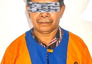 Pria berinisial AD (56) sebagai tersangka diduga kuat melakukan perbuatan pencabulan dan persetubuhan terhadap anak tirinya yang baru berusia 14 tahun. (Foto: IST/Carli Silitonga)