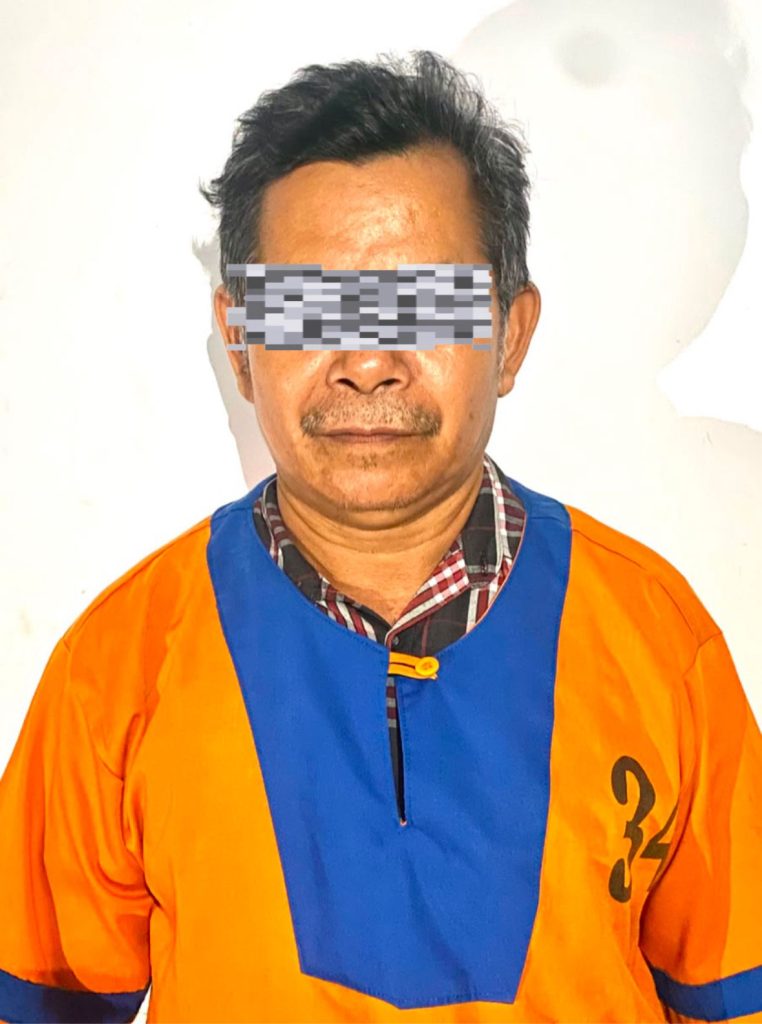 Pria berinisial AD (56) sebagai tersangka diduga kuat melakukan perbuatan pencabulan dan persetubuhan terhadap anak tirinya yang baru berusia 14 tahun. (Foto: IST/Carli Silitonga)