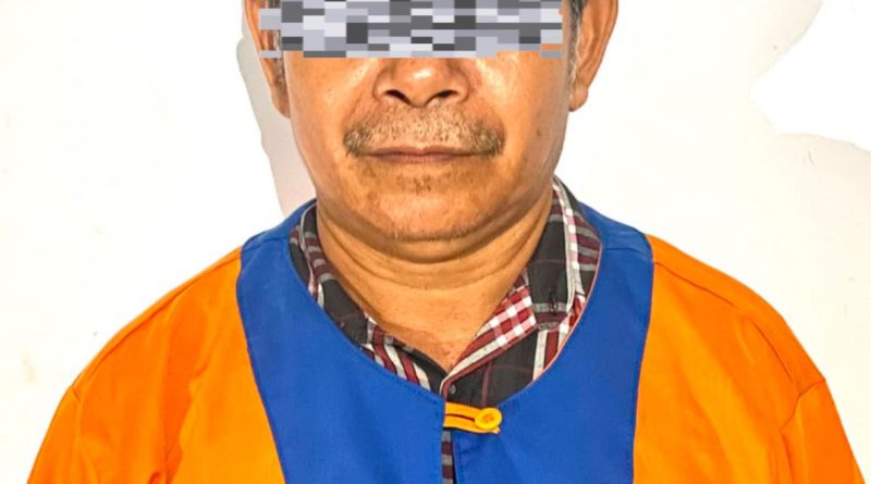 Pria berinisial AD (56) sebagai tersangka diduga kuat melakukan perbuatan pencabulan dan persetubuhan terhadap anak tirinya yang baru berusia 14 tahun. (Foto: IST/Carli Silitonga)
