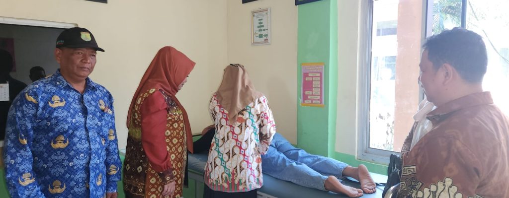 Seorang nakes didampingi oleh para pengunjung dalam rangka monitoring dan evaluasi di Puskedmas Bandar Agung, Kamis (27/8/2026). (Foto: IST/Heri Susanto)