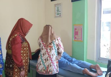 Seorang nakes didampingi oleh para pengunjung dalam rangka monitoring dan evaluasi di Puskedmas Bandar Agung, Kamis (27/8/2026). (Foto: IST/Heri Susanto)
