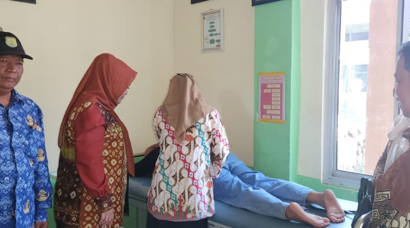 Seorang nakes didampingi oleh para pengunjung dalam rangka monitoring dan evaluasi di Puskedmas Bandar Agung, Kamis (27/8/2026). (Foto: IST/Heri Susanto)