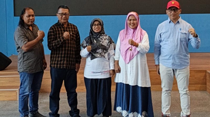 Peserta Uji Kompetensi Wartawan (UKW) MZK News (Kiri-Kanan) Tri Sofyani Effendi, I Gd. Putu Wiguna, Martha Syaflina, Rosbinner Hutagaol, I Nyoman Artha Wirawan, S.Pt. di Griya Solopos, Surakarta, Minggu (30/8/2026). (Foto: MZK News/Martha Syaflina)