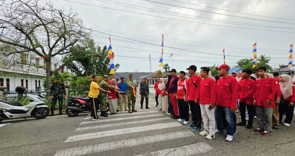 Pemerintah Kecamatan Tebing Tinggi bersama unsur TNI-Polri menggelar penyuluhan pencegahan Kebakaran Hutan dan Lahan (Karhutla) yang dirangkai dengan aksi jalan santai pungut sampah, Senin (31/8/2026). (Foto: Pemkab Selatpanjang)