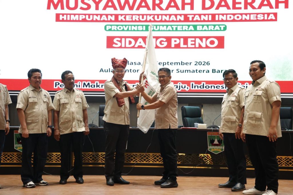 Wakil Ketua DPRD Provinsi Sumatera Barat, Evi Yandri Rajo Budiman, resmi dikukuhkan sebagai Ketua DPD Himpunan Kerukunan Tani Indonesia (HKTI) Sumbar periode 2026–2031. (Foto: IST/Novrianto)