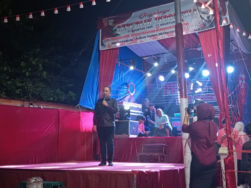 Wakil Ketua DPRD Provinsi Sumatera Barat, Nanda Satria, menghadiri malam puncak peringatan Hari Ulang Tahun (HUT) ke-81 Kemerdekaan Republik Indonesia di RW 07, Kelurahan Purus, Kecamatan Padang Barat, Kota Padang, Minggu (7/9/2026). (Foto: IST/Novrianto)