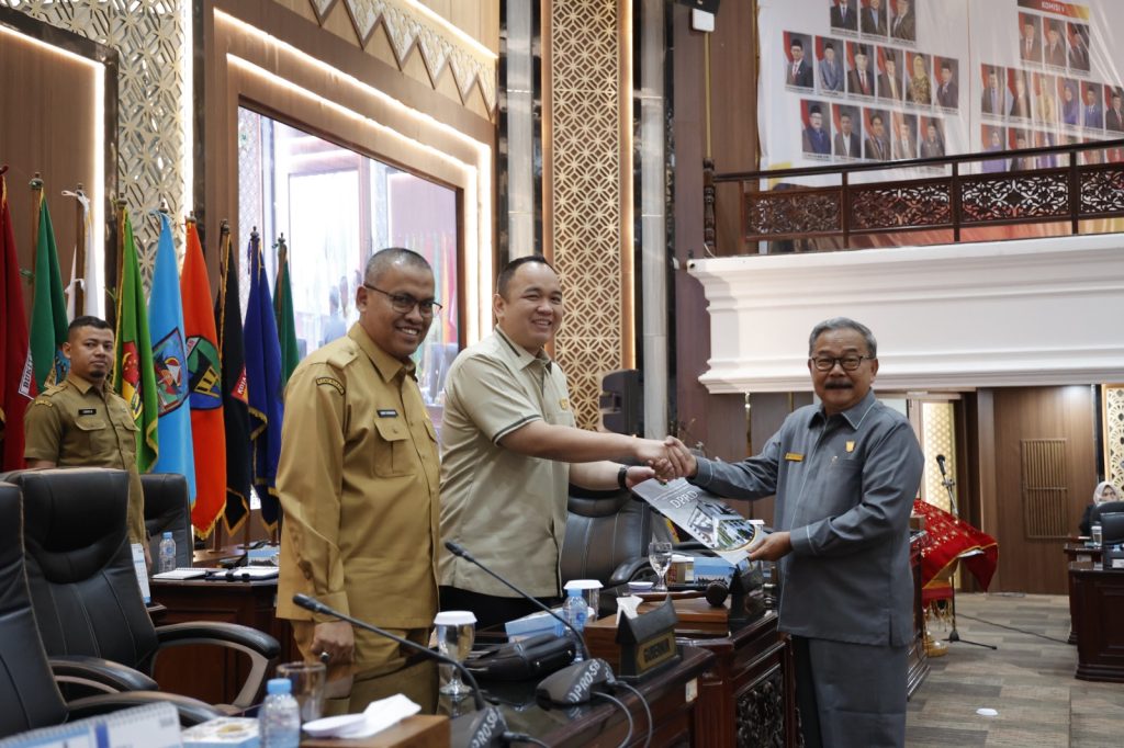 Rapat Paripurna yang berlangsung di Ruang Utama DPRD Sumbar ini dipimpin oleh Wakil Ketua DPRD Sumbar, Nanda Satria, dengan didampingi pimpinan dewan Iqra Chissa Putra dan Evi Yandri Rajo Budiman, Senin (7/6/2026). (Foto: IST/Novrianto)