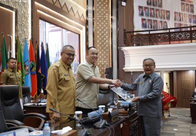 Rapat Paripurna yang berlangsung di Ruang Utama DPRD Sumbar ini dipimpin oleh Wakil Ketua DPRD Sumbar, Nanda Satria, dengan didampingi pimpinan dewan Iqra Chissa Putra dan Evi Yandri Rajo Budiman, Senin (7/6/2026). (Foto: IST/Novrianto)