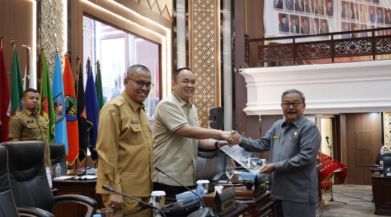 Rapat Paripurna yang berlangsung di Ruang Utama DPRD Sumbar ini dipimpin oleh Wakil Ketua DPRD Sumbar, Nanda Satria, dengan didampingi pimpinan dewan Iqra Chissa Putra dan Evi Yandri Rajo Budiman, Senin (7/6/2026). (Foto: IST/Novrianto)