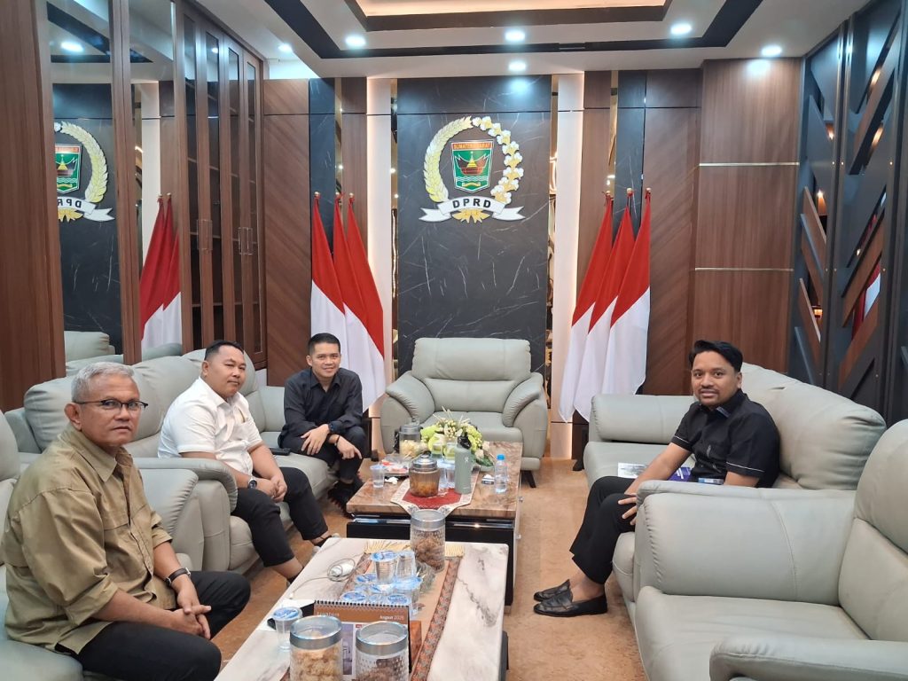 Diskusi strategis yang dihadiri langsung oleh Ketua Komisi V DPRD Sumbar, H. Lazuardi Erman, S.H., tersebut membahas berbagai poin krusial dalam perubahan regulasi sektor pendidikan. (Foto: IST/Novrianto)
