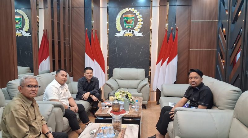 Diskusi strategis yang dihadiri langsung oleh Ketua Komisi V DPRD Sumbar, H. Lazuardi Erman, S.H., tersebut membahas berbagai poin krusial dalam perubahan regulasi sektor pendidikan. (Foto: IST/Novrianto)