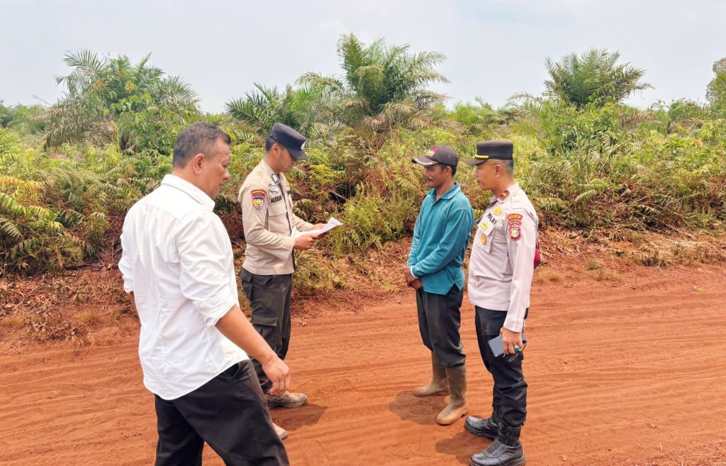 Polsek Sabak Auh menggelar patroli sekaligus sosialisasi pencegahan Kebakaran Hutan dan Lahan (Karhutla) di wilayah hukum Kecamatan Sabak Auh, Kabupaten Siak, Senin (7/9/2026). (Foto: Polsek Sabak Auh)