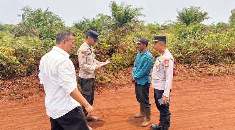 Polsek Sabak Auh menggelar patroli sekaligus sosialisasi pencegahan Kebakaran Hutan dan Lahan (Karhutla) di wilayah hukum Kecamatan Sabak Auh, Kabupaten Siak, Senin (7/9/2026). (Foto: Polsek Sabak Auh)