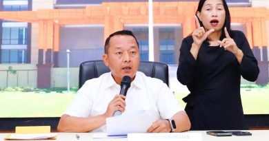 Dirreskrimsus Polda Riau Kombes Pol. Ade Kuncoro Ridwan menyampaikan rilis perkembangan penanganan Karhutla didampingi penerjemah bahasa isyarat di Mapolda Riau, Senin (7/9/2026). (Foto: Humas Polda Riau)