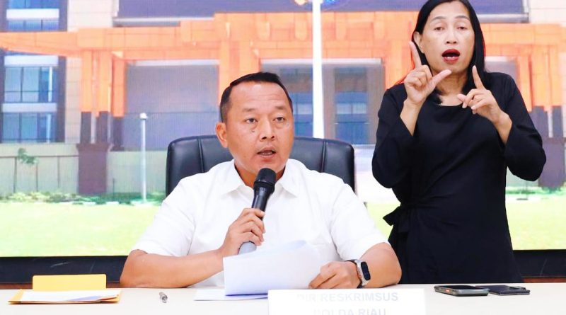 Dirreskrimsus Polda Riau Kombes Pol. Ade Kuncoro Ridwan menyampaikan rilis perkembangan penanganan Karhutla didampingi penerjemah bahasa isyarat di Mapolda Riau, Senin (7/9/2026). (Foto: Humas Polda Riau)