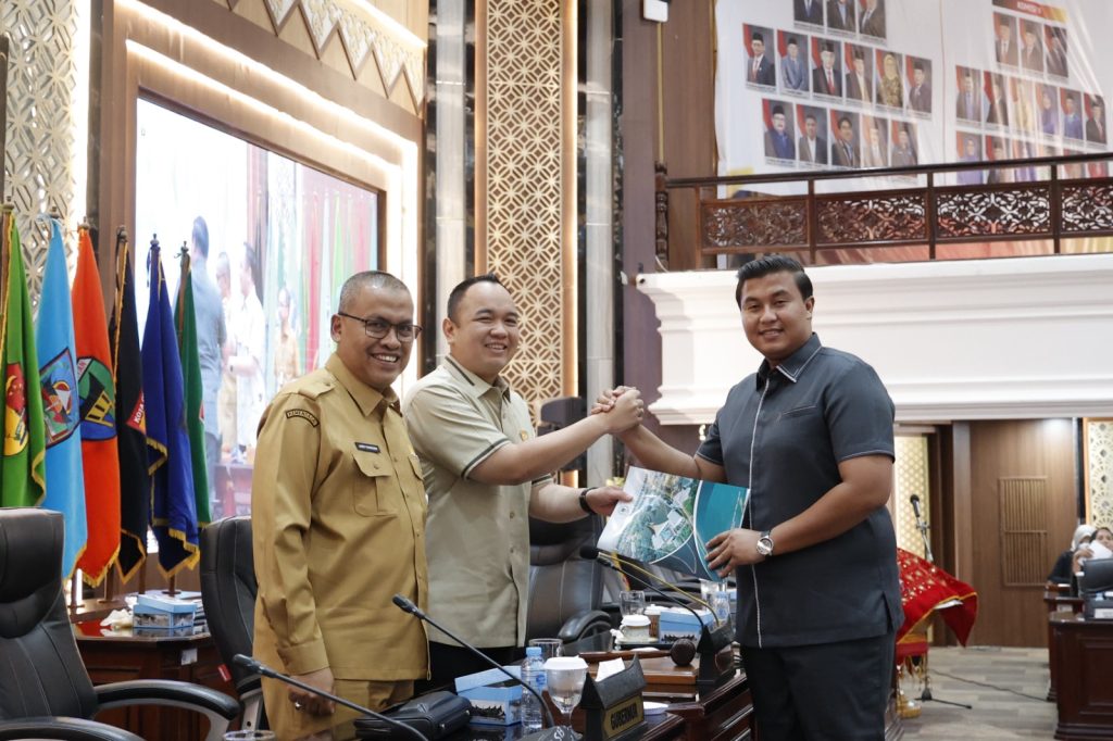Anggota DPRD Sumbar Fraksi PDI Perjuangan-PKB, Varel Oriano, menyoroti masih rendahnya tingkat kemandirian fiskal daerah dalam Pandangan Umum Fraksi terhadap Ranperda Perubahan APBD Sumbar Tahun Anggaran 2026. (Foto: IST/Novrianto)