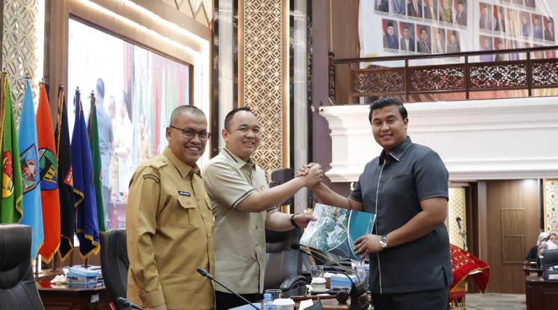 Anggota DPRD Sumbar Fraksi PDI Perjuangan-PKB, Varel Oriano, menyoroti masih rendahnya tingkat kemandirian fiskal daerah dalam Pandangan Umum Fraksi terhadap Ranperda Perubahan APBD Sumbar Tahun Anggaran 2026. (Foto: IST/Novrianto)