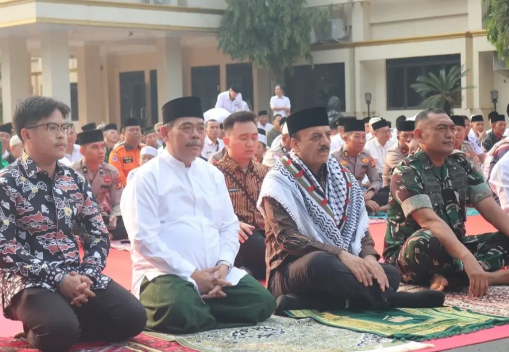 Bupati Lahat Bursah Zarnubi Sholat Istisqa di halaman Kantor Bupati Lahat, Rabu (9/9/2026) pagi. (Foto: IST/Heri Susanto)