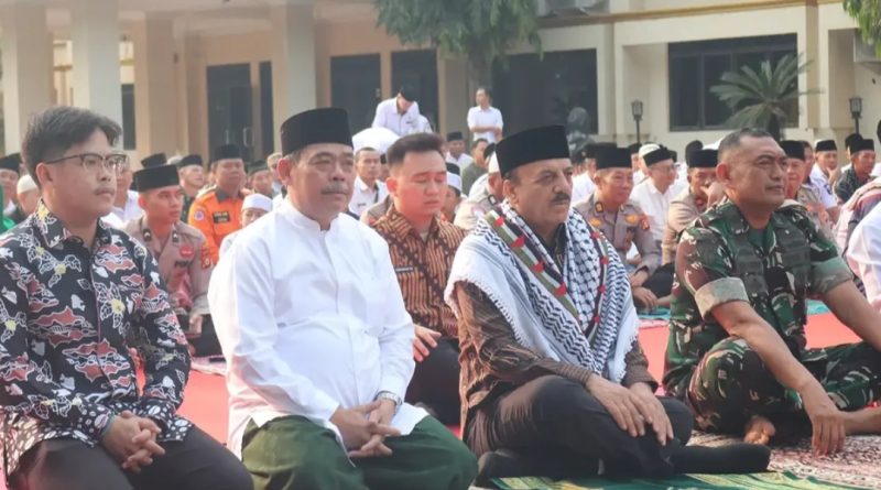 Bupati Lahat Bursah Zarnubi Sholat Istisqa di halaman Kantor Bupati Lahat, Rabu (9/9/2026) pagi. (Foto: IST/Heri Susanto)