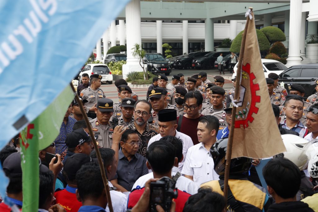 Wakil Ketua DPRD Sumbar, M. Iqra Chissa Putra, menyambut Persatuan buruh Sumatera Barat menggelar aksi unjuk rasa damai di depan Gedung DPRD Provinsi Sumatera Barat, Padang, Kamis (10/9/2026). (Foto: IST/Novrianto)