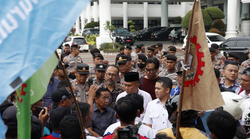 Wakil Ketua DPRD Sumbar, M. Iqra Chissa Putra, menyambut Persatuan buruh Sumatera Barat menggelar aksi unjuk rasa damai di depan Gedung DPRD Provinsi Sumatera Barat, Padang, Kamis (10/9/2026). (Foto: IST/Novrianto)