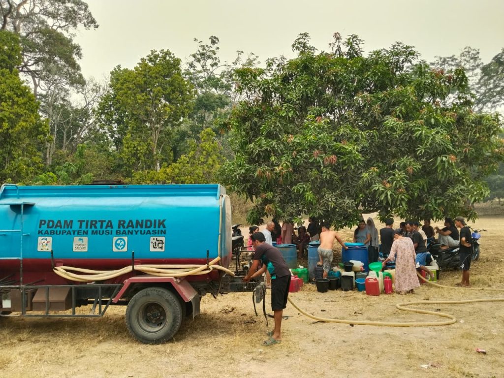 Pengurus Daerah Ikatan Wartawan Online (PD IWO) Musi Banyuasin menyalurkan bantuan air bersih dan beras bagi masyarakat Dusun V, Desa Pandan Dulang, Kecamatan Lawang Wetan, Jumat (11/9/2026). (Foto: IST/Heri Susanto)