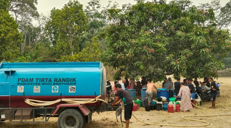 Pengurus Daerah Ikatan Wartawan Online (PD IWO) Musi Banyuasin menyalurkan bantuan air bersih dan beras bagi masyarakat Dusun V, Desa Pandan Dulang, Kecamatan Lawang Wetan, Jumat (11/9/2026). (Foto: IST/Heri Susanto)