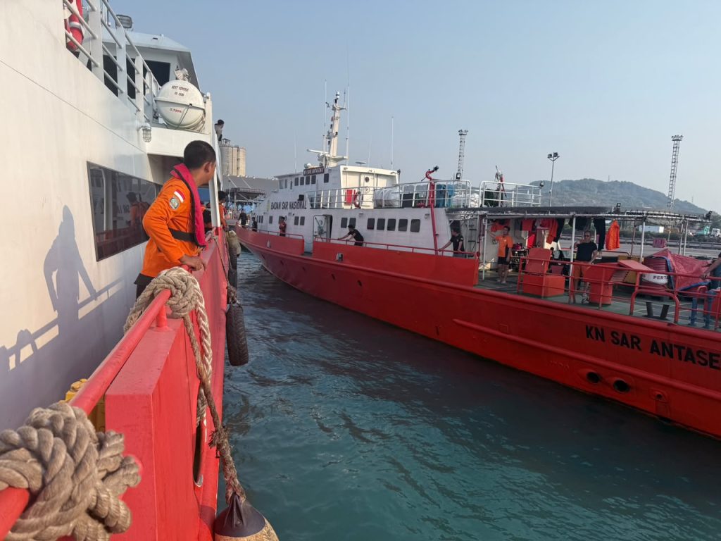 Tim SAR Gabungan kembali melanjutkan operasi pencarian terhadap speed boat Arupadhatu 1 yang dilaporkan hilang kontak di perairan Selat Sunda, Kabupaten Pandeglang, Banten, Rabu (16/9/2026). (Foto: Basarnas Banten)