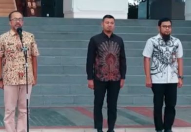 Sekretaris DPRD Provinsi Sumatera Barat, Drs. Maifrizon, M.Si., memimpin langsung Apel Pagi Rutin di halaman depan lobi Kantor DPRD Sumbar, Kamis (17/9/2026). (Foto: IST/Novrianto)