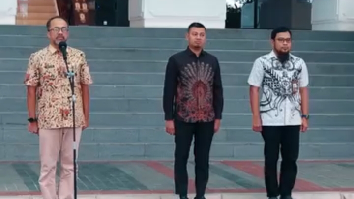 Sekretaris DPRD Provinsi Sumatera Barat, Drs. Maifrizon, M.Si., memimpin langsung Apel Pagi Rutin di halaman depan lobi Kantor DPRD Sumbar, Kamis (17/9/2026). (Foto: IST/Novrianto)