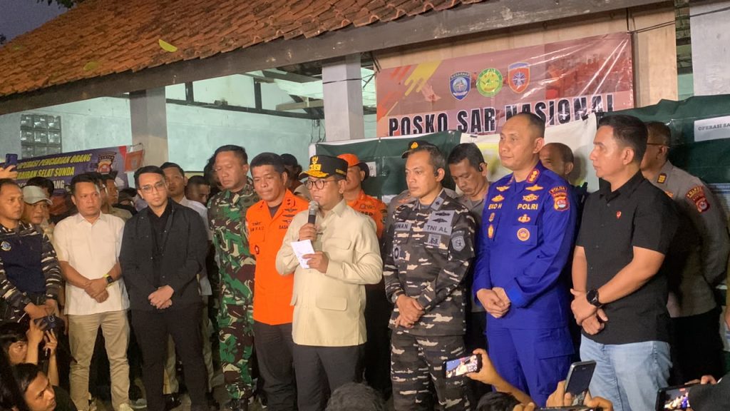 Gubernur Banten, Andra Soni, dalam konferensi pers terkait dihentikannya pencarian orang hilang di Selat Sunda, Kamis (17/9/2026). (Foto: SAR Banten)