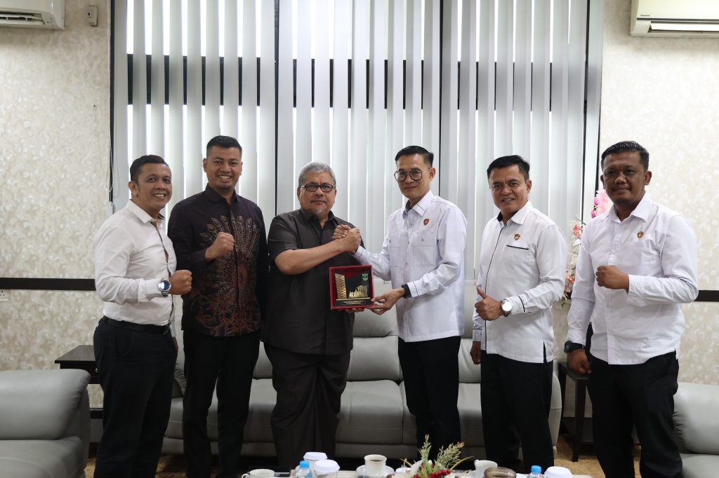 Ketua DPRD Provinsi Sumatera Barat, Drs. H. Muhidi, M.M., menerima kunjungan silaturahmi Direktur Intelkam Polda Sumbar Kombes Pol Riki Kurniawan di ruang kerjanya, Padang, Kamis (17/9/2026). (Foto: IST/Novrianto)
