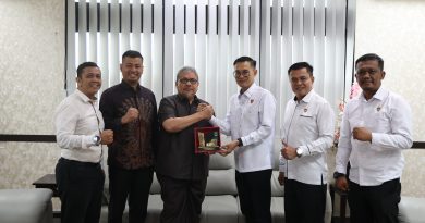Ketua DPRD Provinsi Sumatera Barat, Drs. H. Muhidi, M.M., menerima kunjungan silaturahmi Direktur Intelkam Polda Sumbar Kombes Pol Riki Kurniawan di ruang kerjanya, Padang, Kamis (17/9/2026). (Foto: IST/Novrianto)