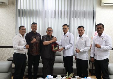 Ketua DPRD Provinsi Sumatera Barat, Drs. H. Muhidi, M.M., menerima kunjungan silaturahmi Direktur Intelkam Polda Sumbar Kombes Pol Riki Kurniawan di ruang kerjanya, Padang, Kamis (17/9/2026). (Foto: IST/Novrianto)