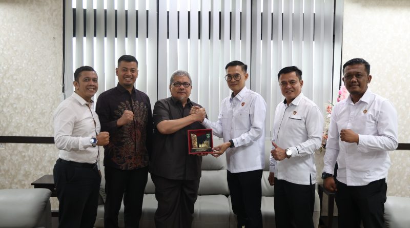Ketua DPRD Provinsi Sumatera Barat, Drs. H. Muhidi, M.M., menerima kunjungan silaturahmi Direktur Intelkam Polda Sumbar Kombes Pol Riki Kurniawan di ruang kerjanya, Padang, Kamis (17/9/2026). (Foto: IST/Novrianto)
