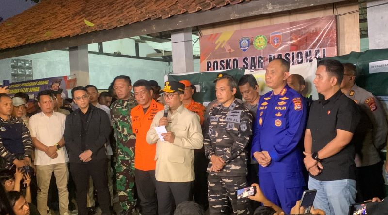 Gubernur Banten, Andra Soni, dalam konferensi pers terkait dihentikannya pencarian orang hilang di Selat Sunda, Kamis (17/9/2026). (Foto: SAR Banten)