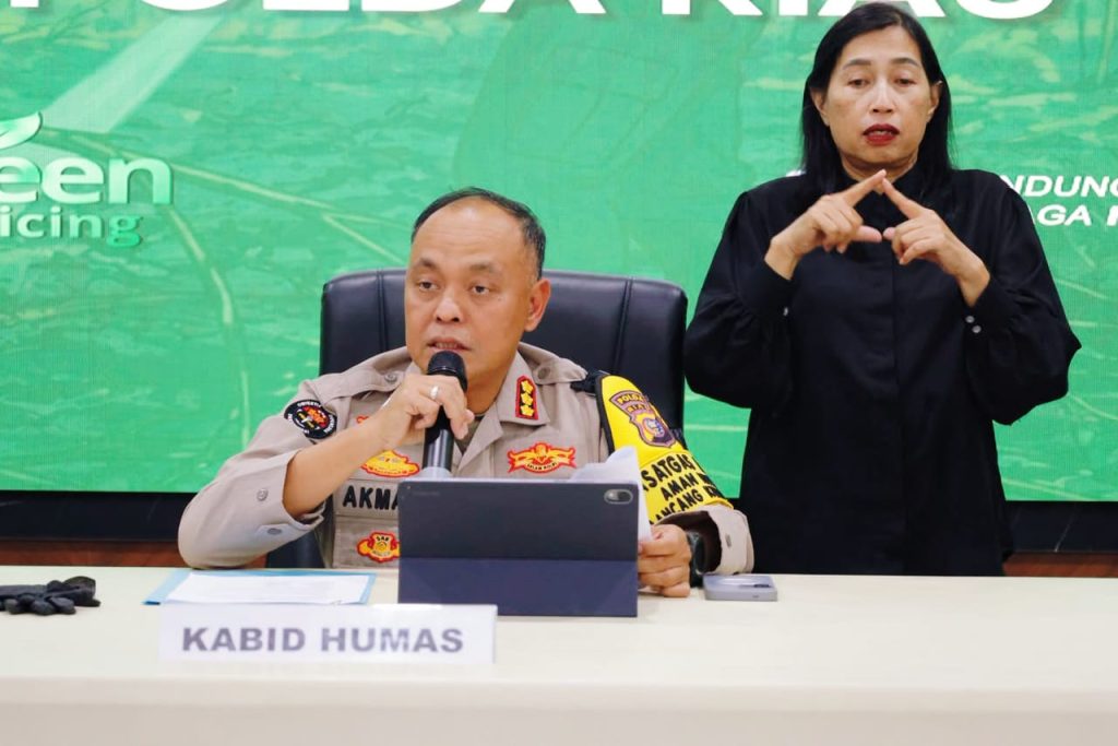 Kabid Humas Polda Riau, Kombes Pol Akmadi, dalam konferensi pers terkait penanganan kebakaran hutan dan lahan (karhutla) di Provinsi Riau, Kamis (17/9/2026). (Foto: Humas Polda Riau)